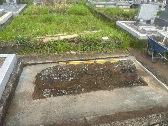 養老町墓地　新しい墓石の建立　③間知石設置